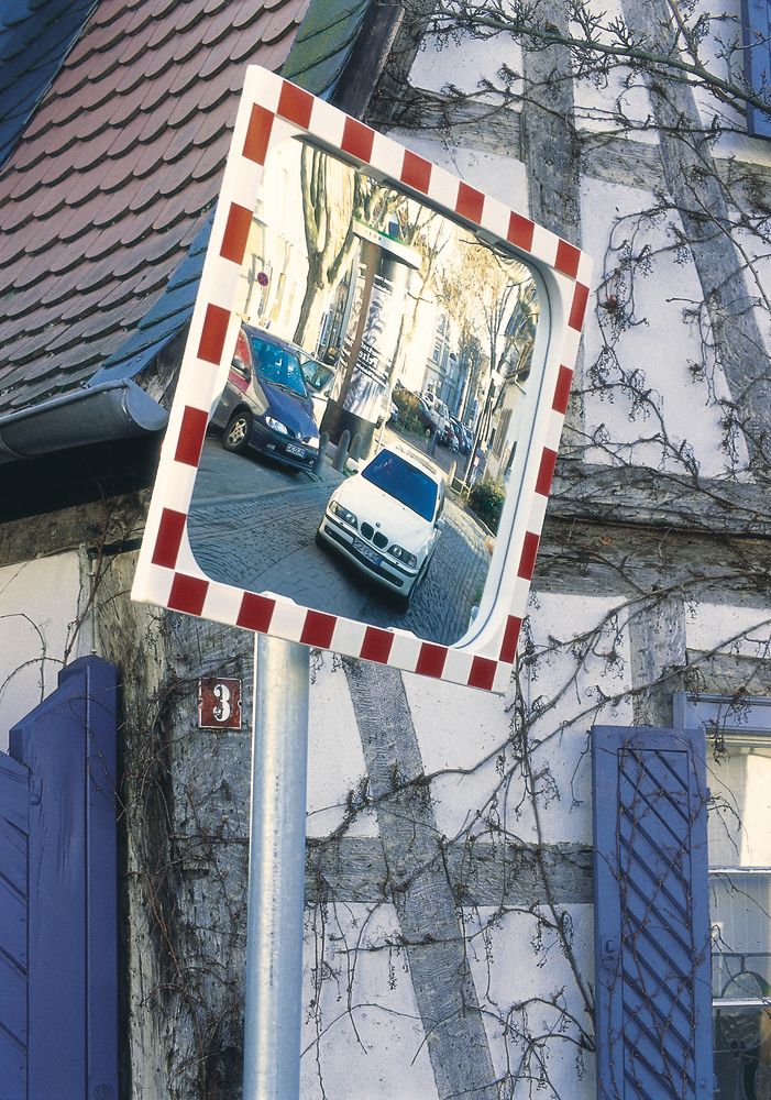 Verkehrsspiegel: Spiegel aus Sekurit, Rahmen aus Kunststoff, rot  reflektierend